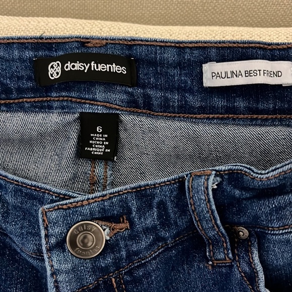 Daisy Fuentes Paulina Best Friend size 6 Women’s embroidered jeans. - Picture 5 of 8